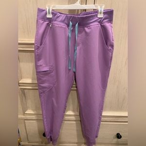 Figs Zamora Jogger Scrub Pants Medium Petite Length in Lilac Dawn